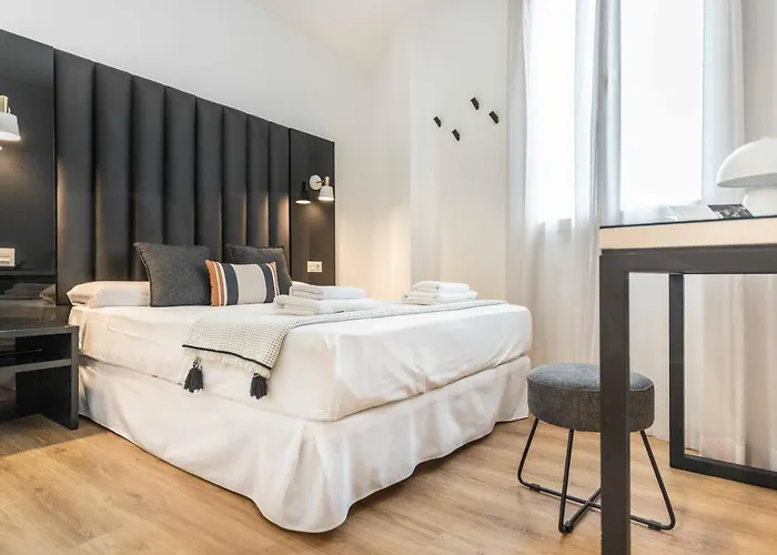 Apartment White & Black Picasso-inspired Rems