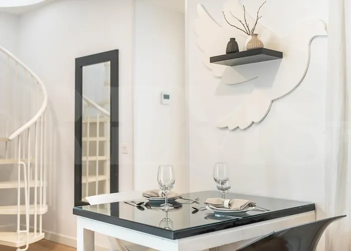 Apartment White & Black Picasso-inspired Rems Málaga