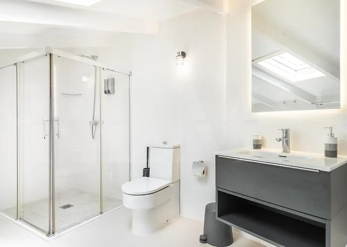 Apartment White & Black Picasso-inspired Rems *