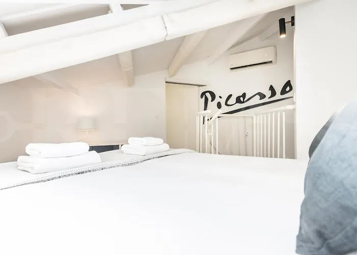 White & Black Picasso-inspired Rems Apartment
